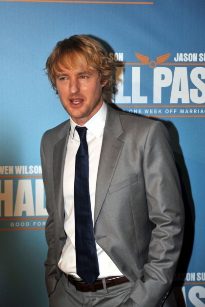 New dad Owen Wilson is hanging out at bars and chatting up women