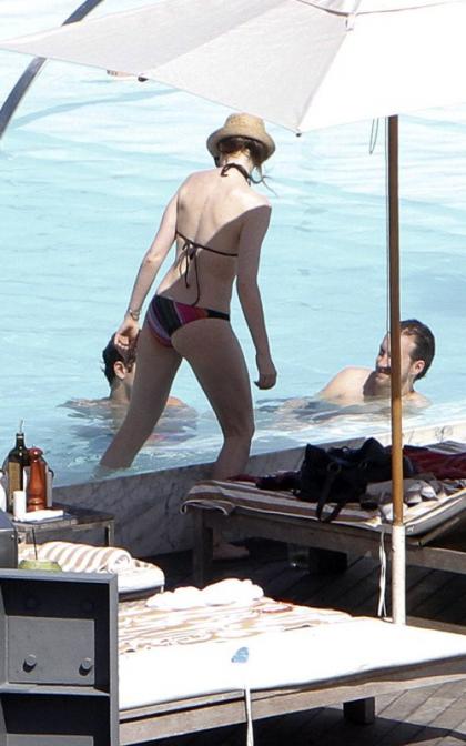 Anne Hathaway's Rio Bikini Hotness