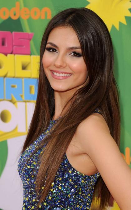 Victoria Justice Cutens Up the Kids' Choice Awards