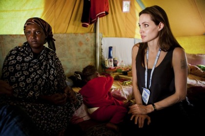 Angelina Jolie visits thousands of Libyan refugees on the Tunisian border