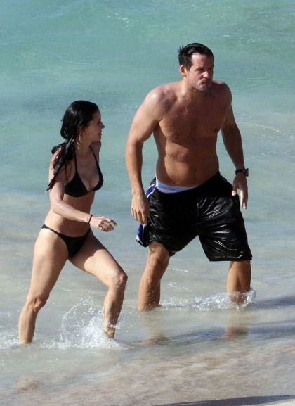 US Weekly: Courteney Cox was staying in the same villa as Josh Hopkins on vacation