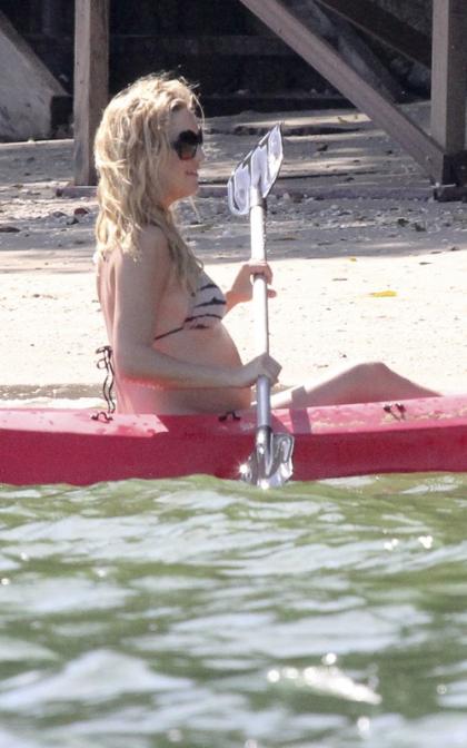 Kate Hudson: Pregnant Brazilian Bikini Babe!