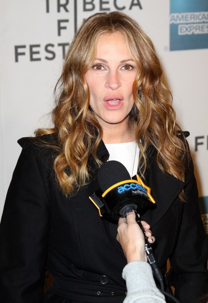 Julia Roberts's jeans & trench coat premiere look: that's so tacky, or that's cute'