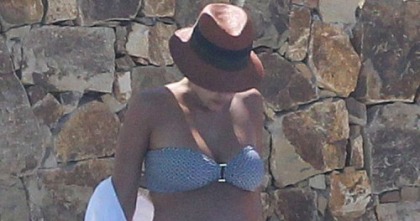Jessica Alba Still in Cabo, Still in Bikini
