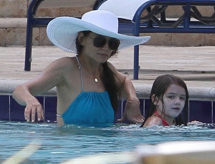 Katie Holmes & Suri spend a luxurious day swimming & eating ice cream