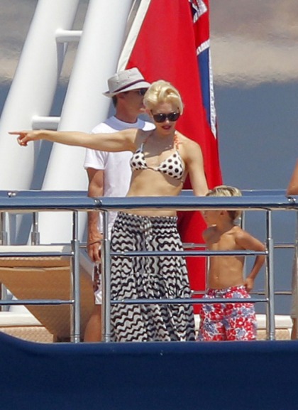 Gwen Stefani in a bikini: 'look at me, I?m so hot' or 'innocent sunbathing?'