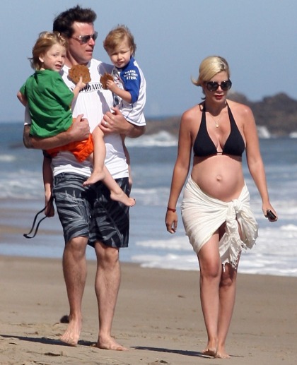 Tori Spelling suns her baby bump & chest dent: gross or not that bad?