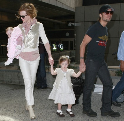 Nicole Kidman carries babies like they?re sacks of potatoes
