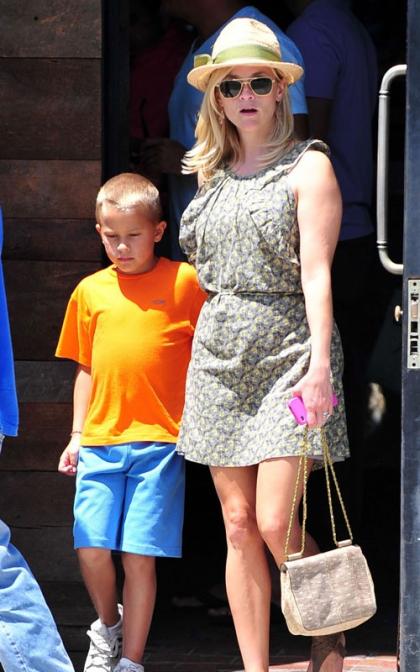  Reese Witherspoon's Family Lunch Outing