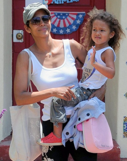 Halle Berry does another photo op with Nahla: btw, where's Olivier Martinez'