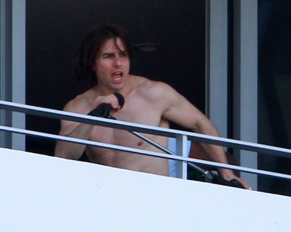 Tom Cruise 'rocks out' on a balcony to universal cringes