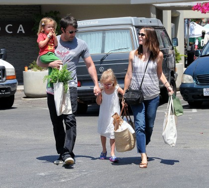 Ben Affleck and Jennifer Garner bring their girls to the farmer's market