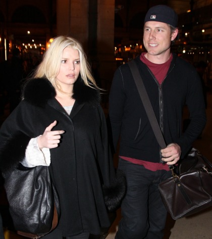 Jessica Simpson is mad that unemployed Eric Johnson gets up at 5:30 a.m.