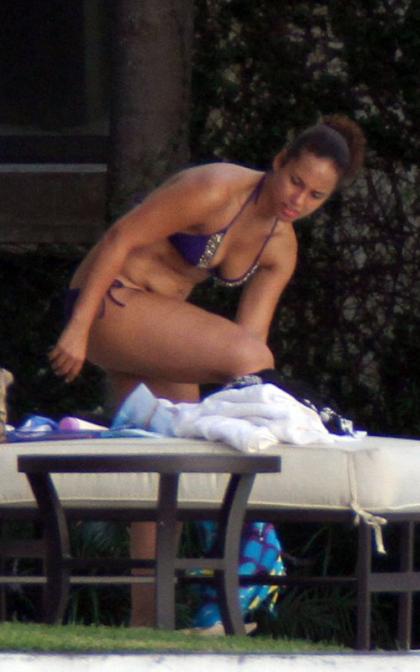 Bikini Mom Alicia Keys' Pool Playtime with Egypt!