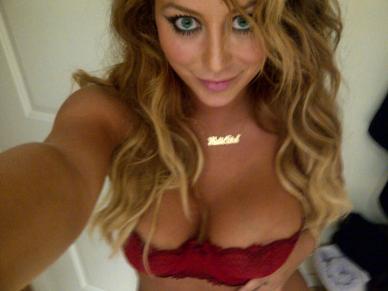 Aubrey O?Day's Sweet Twitter Cleavage