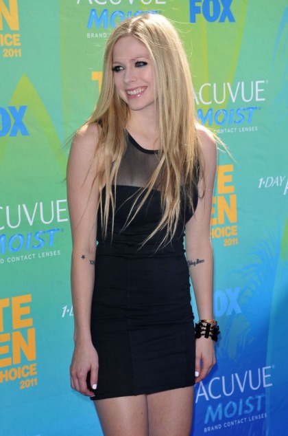 Avril Lavigne looks like an actual adult at the Teen Choice awards