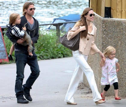 Brad Pitt & Angelina Jolie take the twins out to a puppet   show on a barge