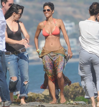 Halle Berry celebrates her   45th birthday on the beach, without Olivier Martinez