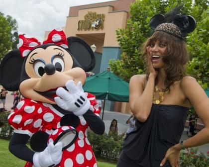 Tyra Banks Bonds with Minnie Mouse at Disney World