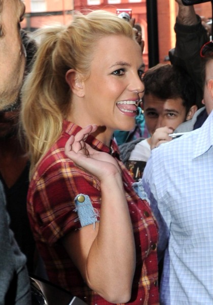 Has Britney Spears finally ditched the busted weave & gone back to her real hair?