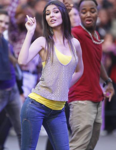 Victoria Justice Shakes It For Me