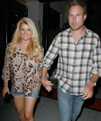 Jessica Simpson postpones her wedding after taking ten pregnancy tests?