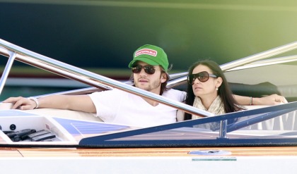 Ashton Kutcher & Demi Moore were spotted together at the Kabbalah Centre