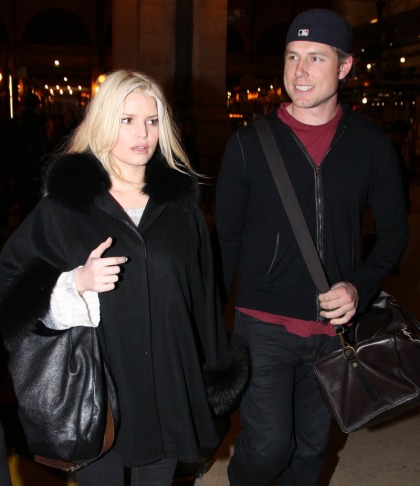 L&S: Jessica Simpson is 'definitely' pregnant & eating for two