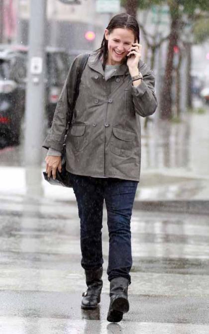 Jennifer Garner's Rainy Day Stroll