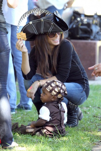 Sandra Bullock and Louis go to a pirate-themed party, look adorable