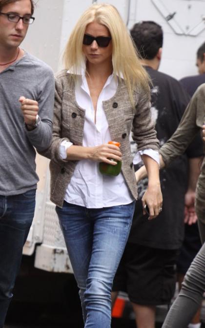  Gwyneth Paltrow Closes Out Long Week On-Set