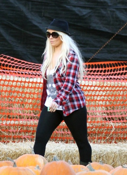 Christina Aguilera Still Fat, Picking Pumpkins