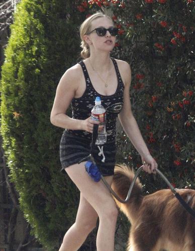 Amanda Seyfried Shows Off The Puppies