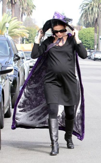 Jennifer Garner's Halloween Costume: A Pregnant Witch