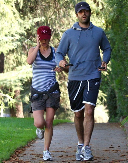 Natalie Portman & Benjamin Millepied go for a paparazzi-friendly jog