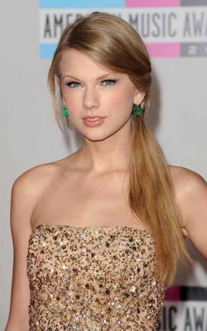 Taylor Swift: Early Winner at the 2011 AMAs