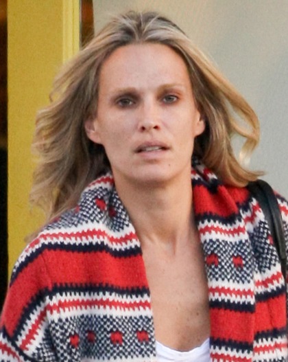 Molly Sims forgot to put on her eyebrows: funny or it happens to everyone?