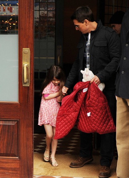 Tom Cruise strategically paps himself with Katie and Suri all weekend
