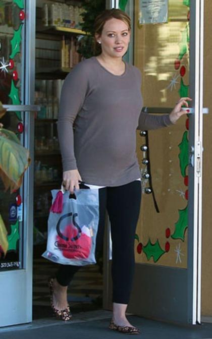 Pregnant Hilary Duff: Last Minute Holiday Shopper