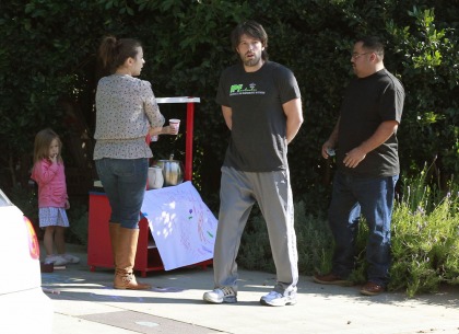 The adorable Affleck girls set up a lemonade stand and sell drinks to the paps