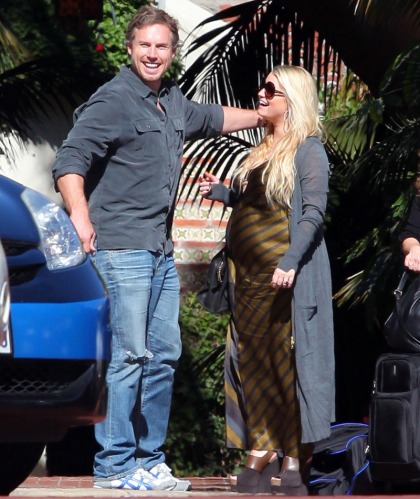Jessica Simpson's lips are super-pregnant too, she complains of 'pregnancy face'