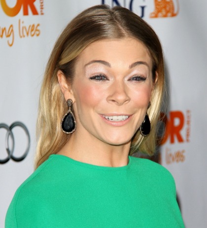 LeAnn Rimes complains of painful 'minor surgery?: what did she have done'