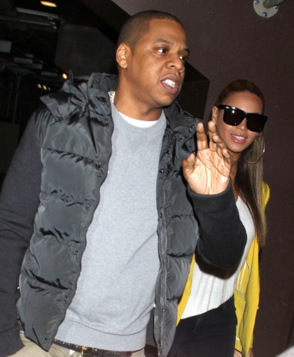 Beyonce & Jay-Z had a date night at last night's NJ Nets- NY Knicks game
