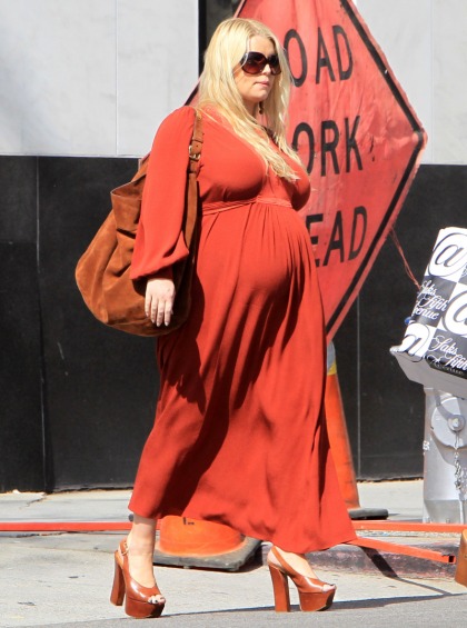 Jessica Simpson has at least one more month of 'big blob' pregnancy left