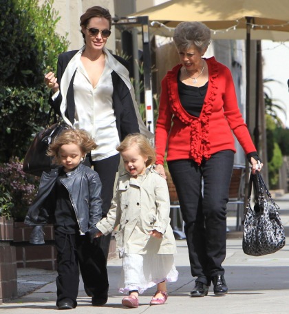 Angelina Jolie does a photo op with the twins & Jane Pitt, post-Leg Incident