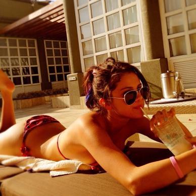 Hot Selena Gomez Twitter Bikini Picture