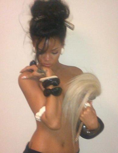 Rihanna Topless Twitter Picture