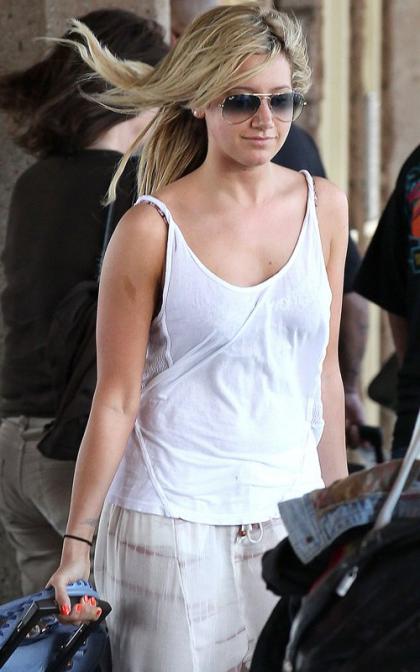 Ashley Tisdale's Aloha State Arrival