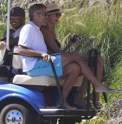 George Clooney & Stacy Keibler are still together, on vacation in Mexico