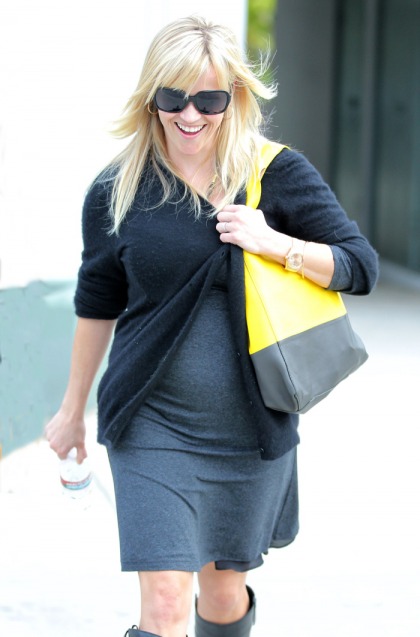 Reese Witherspoon shows off sizable baby bump, craves Taco Bell
